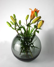 Carica l'immagine nel visualizzatore di Gallery, Vaso in vetro tondo fumè liscio Ø20