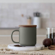 Carica l'immagine nel visualizzatore di Gallery, Mug tazza con infusore e tappo in legno OGO LIVING Juliet Kaki