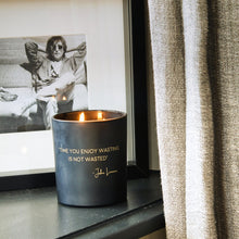 Carica l'immagine nel visualizzatore di Gallery, Candela di soia JOHN LENNON di MyFlame 9*10