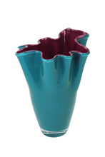 Carica l'immagine nel visualizzatore di Gallery, Vaso fiori in vetro a fazzoletto soffiato a mano bicolore turchese/viola