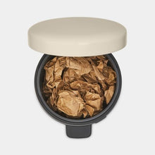 Carica l'immagine nel visualizzatore di Gallery, Pattumiera a pedale NewIcon Brabantia 5 lt Soft Beige