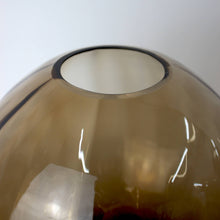 Carica l'immagine nel visualizzatore di Gallery, Vaso in vetro ondulato tondo ambra Ø20