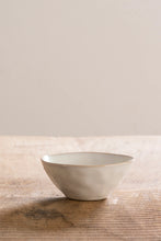 Carica l'immagine nel visualizzatore di Gallery, Bowl Ø11 organic white DUTCH ROSE