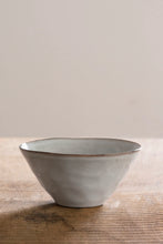 Carica l'immagine nel visualizzatore di Gallery, Bowl Ø14 organic light grey DUTCH ROSE