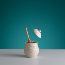 Carica l'immagine nel visualizzatore di Gallery, Vasetto portamiele con dosatore "In The Forest Honeypot"