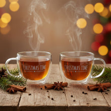 Carica l'immagine nel visualizzatore di Gallery, Set da 2 tazze in vetro con scritta Christmas Time NUVOLE DI STOFFA