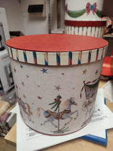 Carica l'immagine nel visualizzatore di Gallery, Scatola in cartone Ø26 h22 Nuvole di Stoffa