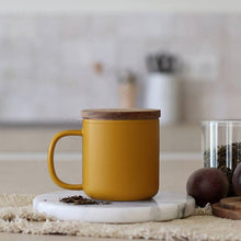 Carica l'immagine nel visualizzatore di Gallery, Mug tazza con infusore e tappo in legno OGO LIVING Juliet Ocra