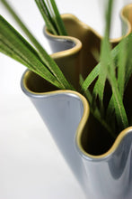Carica l'immagine nel visualizzatore di Gallery, Vaso fiori in vetro a fazzoletto soffiato a mano bicolore grigio oro