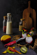 Carica l'immagine nel visualizzatore di Gallery, Pelaverdure con lama seghettata MICROPLANE