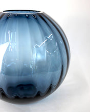 Carica l'immagine nel visualizzatore di Gallery, Vaso in vetro ondulato tondo blu inchiostro Ø20