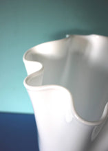 Carica l'immagine nel visualizzatore di Gallery, Vaso in vetro opaco bianco ondulato Vaso in vetro