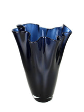 Carica l'immagine nel visualizzatore di Gallery, Vaso fiori in vetro a fazzoletto soffiato a mano Blu