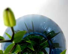 Carica l'immagine nel visualizzatore di Gallery, Vaso in vetro ondulato tondo blu inchiostro Ø20
