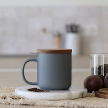 Carica l'immagine nel visualizzatore di Gallery, Mug tazza con infusore e tappo in legno OGO LIVING Juliet grigio perla