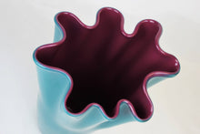 Carica l'immagine nel visualizzatore di Gallery, Vaso fiori in vetro a fazzoletto soffiato a mano bicolore turchese/viola