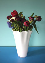 Carica l'immagine nel visualizzatore di Gallery, Vaso in vetro opaco bianco ondulato Vaso in vetro