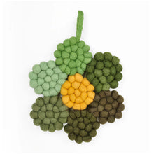 Carica l'immagine nel visualizzatore di Gallery, Sottopentola in lana Fiore Verde Ø18