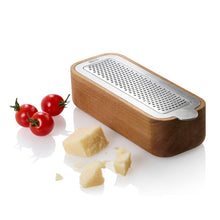 Carica l'immagine nel visualizzatore di Gallery, Grattugia taglio fine AdHoc "cutnserve" inox e acacia