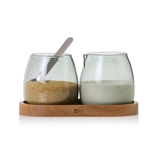 Carica l'immagine nel visualizzatore di Gallery, Set lattiera e zuccheriera in vetro con base in acacia Yuna AdHoc