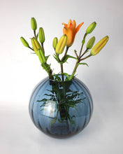 Carica l'immagine nel visualizzatore di Gallery, Vaso in vetro ondulato tondo blu inchiostro Ø20