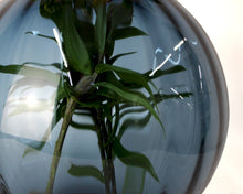 Carica l'immagine nel visualizzatore di Gallery, Vaso in vetro ondulato tondo blu inchiostro Ø20