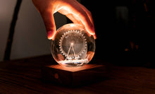 Carica l'immagine nel visualizzatore di Gallery, Lampada ricaricabile in cristallo ambrato: Sistema Solare
