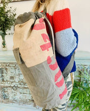 Carica l'immagine nel visualizzatore di Gallery, Zaino Rotondo In Tessuto Riciclato Militare Duffel Dfg05
