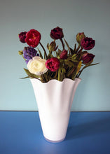 Carica l'immagine nel visualizzatore di Gallery, Vaso in vetro opaco bianco ondulato Vaso in vetro