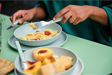 Carica l'immagine nel visualizzatore di Gallery, Piatto piano Ø26 in PET Silueta Verde Salvia