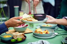 Carica l'immagine nel visualizzatore di Gallery, Piatto piano Ø26 in PET Silueta Verde Salvia