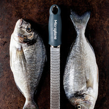 Carica l'immagine nel visualizzatore di Gallery, Grattugia Premium After Dark Grey Zester MICROPLANE