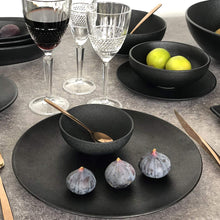 Carica l'immagine nel visualizzatore di Gallery, Piatto piano coupe Ø20 Caviar Nero Maxwell Williams