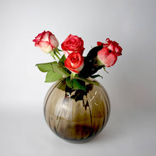 Carica l'immagine nel visualizzatore di Gallery, Vaso in vetro ondulato tondo ambra Ø20