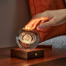 Carica l'immagine nel visualizzatore di Gallery, Lampada ricaricabile in cristallo ambrato: Sistema Solare