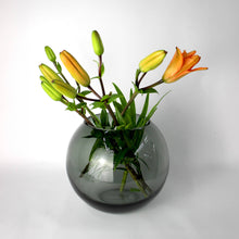 Carica l'immagine nel visualizzatore di Gallery, Vaso in vetro tondo fumè liscio Ø20