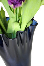 Carica l'immagine nel visualizzatore di Gallery, Vaso fiori in vetro a fazzoletto soffiato a mano Blu