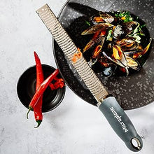 Carica l'immagine nel visualizzatore di Gallery, Grattugia Premium After Dark Grey Zester MICROPLANE