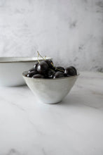Carica l'immagine nel visualizzatore di Gallery, Bowl Ø14 organic light grey DUTCH ROSE