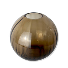 Carica l'immagine nel visualizzatore di Gallery, Vaso in vetro ondulato tondo ambra Ø20