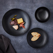 Carica l'immagine nel visualizzatore di Gallery, Piatto piano coupe Ø20 Caviar Nero Maxwell Williams