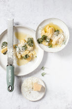 Carica l'immagine nel visualizzatore di Gallery, Grattugia  Premium Eucalyptus Green Zester MICROPLANE