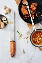 Carica l'immagine nel visualizzatore di Gallery, Grattugia Premium Terracotta Zester MICROPLANE