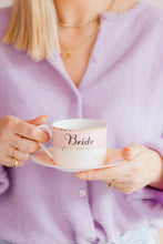 Carica l'immagine nel visualizzatore di Gallery, Tazza da the con piattino Yvonne Ellen Bride
