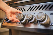 Carica l'immagine nel visualizzatore di Gallery, Barbecue a gas NAPOLEON ROGUE RSE425RSIB inox