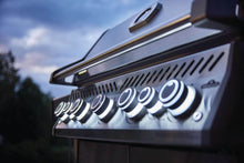 Carica l'immagine nel visualizzatore di Gallery, Barbecue a gas NAPOLEON ROGUE RSE625RSIB inox
