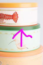 Carica l'immagine nel visualizzatore di Gallery, Scatola metallo tonda ARAGOSTA PINK per torta Yvonne Ellen