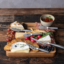 Carica l'immagine nel visualizzatore di Gallery, Cofanetto 5 coltelli formaggio Monaco inox + tagliere doppio BOSKA