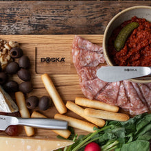 Carica l'immagine nel visualizzatore di Gallery, Cofanetto 5 coltelli formaggio Monaco inox + tagliere doppio BOSKA