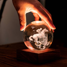 Carica l'immagine nel visualizzatore di Gallery, Lampada ricaricabile cristallo ambrato: Equitazione